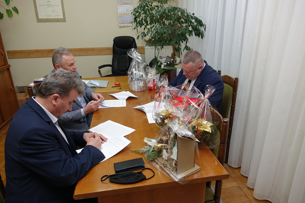 Podpisanie umowy, od lewej: Stanisław Klimczak Wicestarosta Buski, Jerzy Kolarz Starosta Buski, Andrzej Olesiński Wykonawca